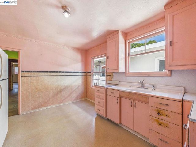 1506 Elm Ave, Richmond, CA 94805