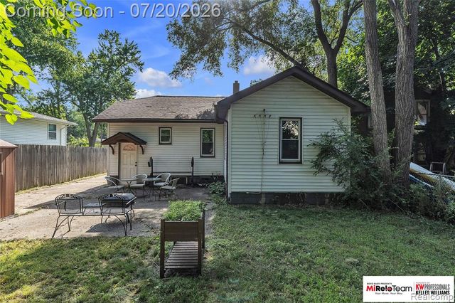 2929 Holden Avenue, Waterford, MI 48329