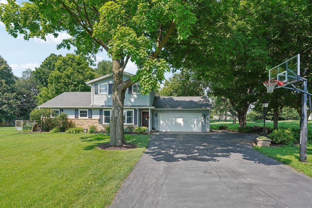 4131 S Church DRIVE, New Berlin, WI 53151