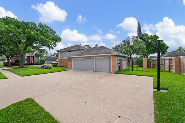 1514 Pine Ridge Lane, Pearland, TX 77581
