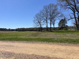 88 Village Circle, Benton, MS 39039