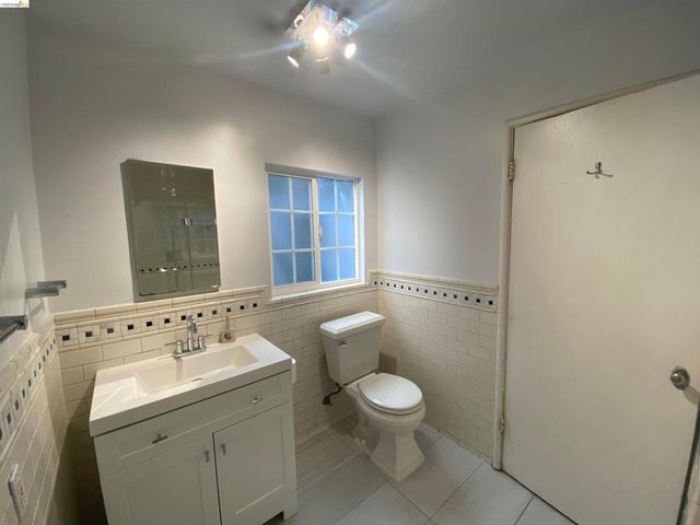 6386 Dana St, Oakland, CA 94609