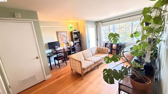 6386 Dana St, Oakland, CA 94609