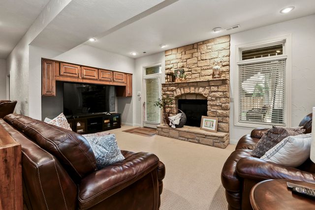 4013 E Gastonbury Street, Springfield, MO 65809