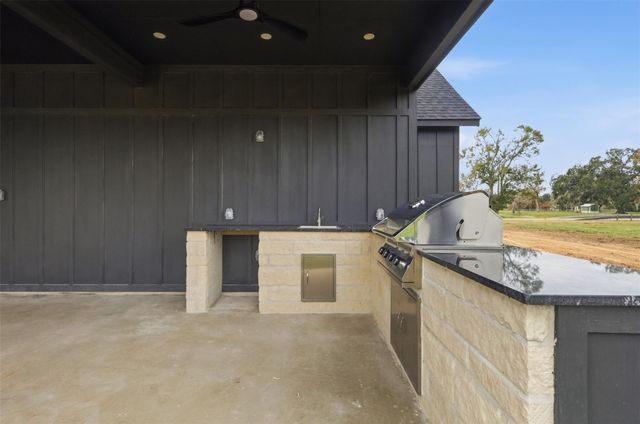 467 Springfield Trail, Angleton, TX 77515