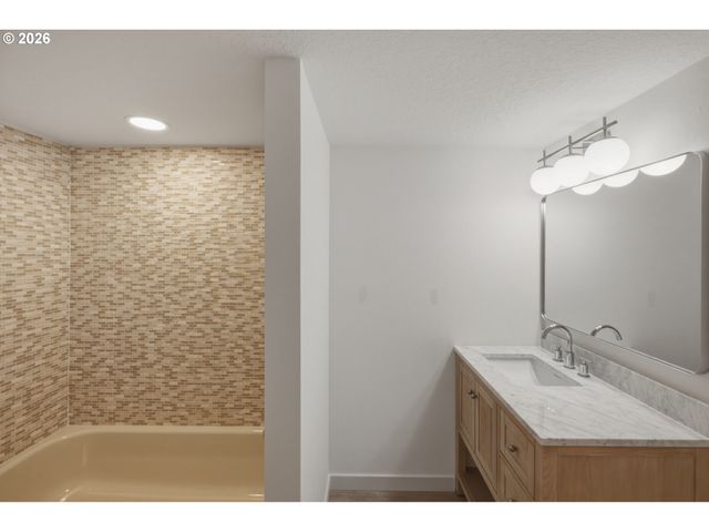 15092 Sw ASHLEY Dr, Portland, OR 97224