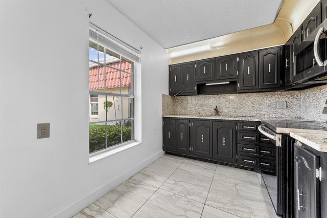 811 Salem Lane, Lake Worth, FL 33467