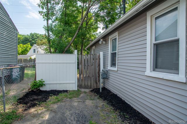 2814 Crooks Road, Royal Oak, MI 48073