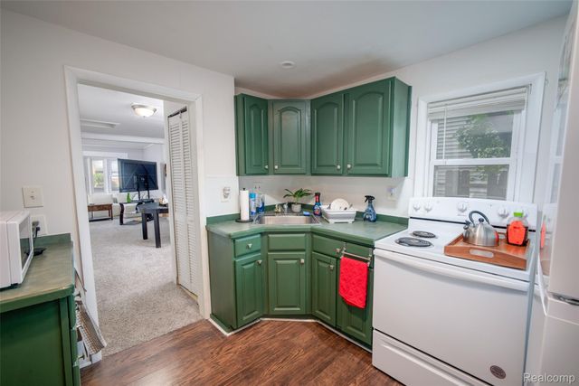 2814 Crooks Road, Royal Oak, MI 48073