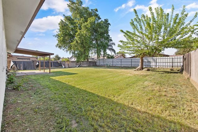 15882 Edmiston Avenue, Ivanhoe, CA 93235