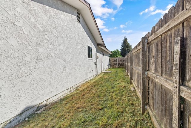 15882 Edmiston Avenue, Ivanhoe, CA 93235