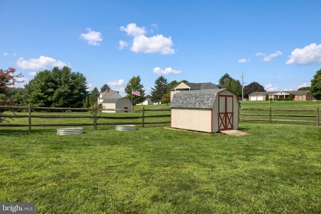 2052 NOSS RD, York, PA 17408