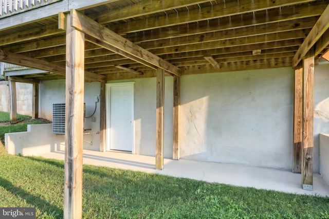 2052 NOSS RD, York, PA 17408