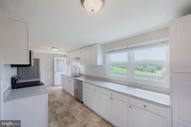 2052 NOSS RD, York, PA 17408