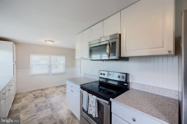 2052 NOSS RD, York, PA 17408