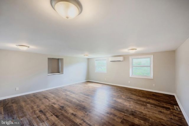 2052 NOSS RD, York, PA 17408