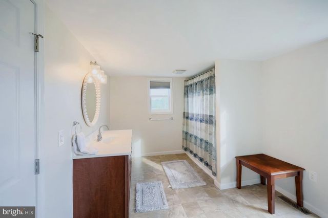 2052 NOSS RD, York, PA 17408