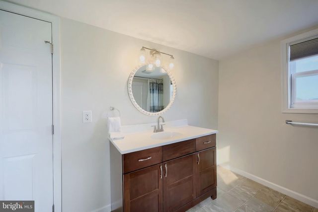 2052 NOSS RD, York, PA 17408