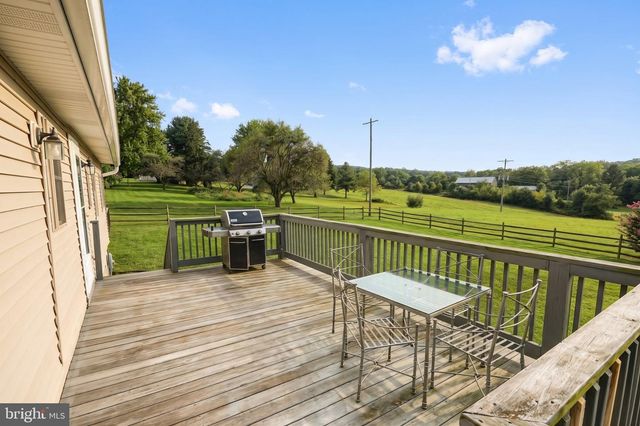 2052 NOSS RD, York, PA 17408