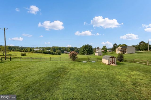 2052 NOSS RD, York, PA 17408