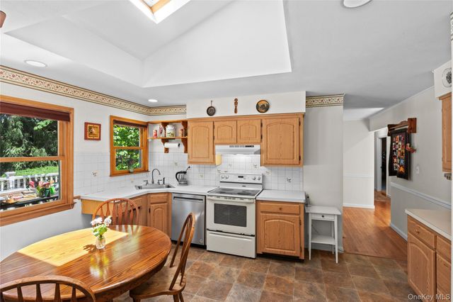 7 Cedarwood Court, Setauket, NY 11733