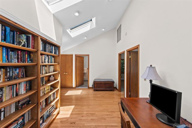 7 Cedarwood Court, Setauket, NY 11733