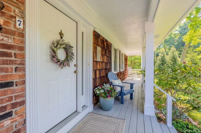 7 Cedarwood Court, Setauket, NY 11733