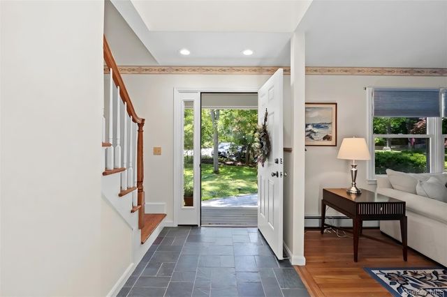 7 Cedarwood Court, Setauket, NY 11733