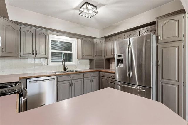 33655 Hillcrest Street, De Soto, KS 66018