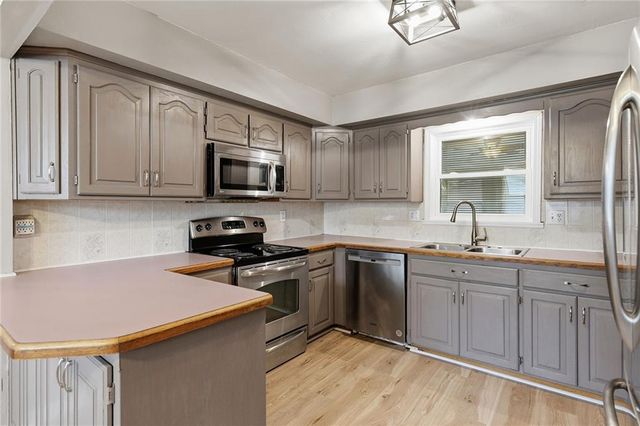 33655 Hillcrest Street, De Soto, KS 66018