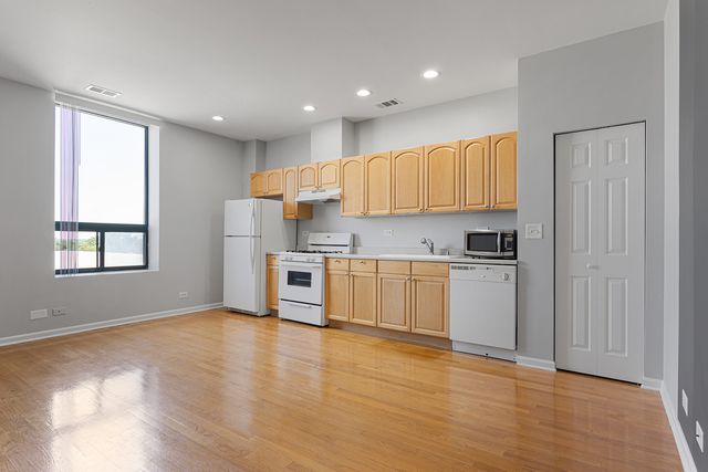 2451 W Howard Street 605, Chicago, IL 60645