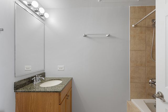 2451 W Howard Street 605, Chicago, IL 60645