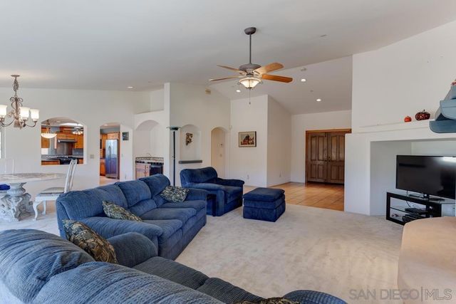 39 Margale Ln, Vista, CA 92084
