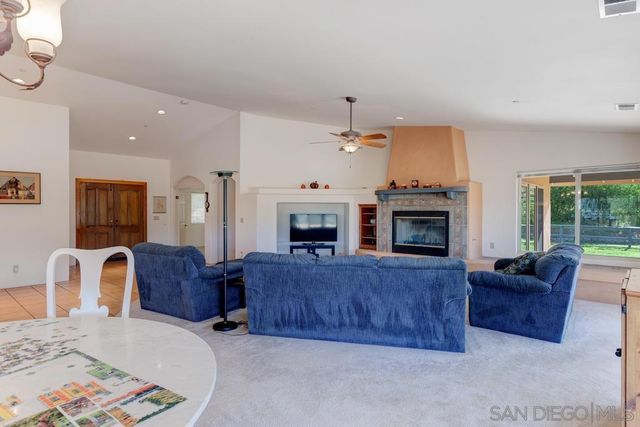 39 Margale Ln, Vista, CA 92084