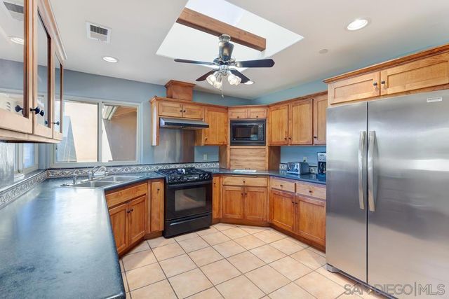 39 Margale Ln, Vista, CA 92084