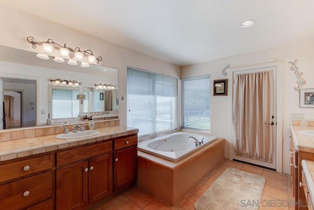 39 Margale Ln, Vista, CA 92084