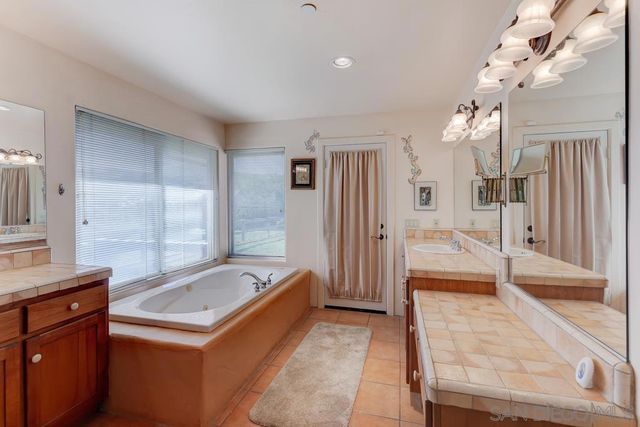 39 Margale Ln, Vista, CA 92084