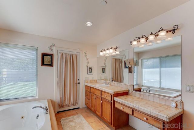 39 Margale Ln, Vista, CA 92084