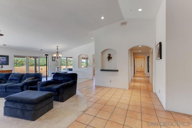 39 Margale Ln, Vista, CA 92084