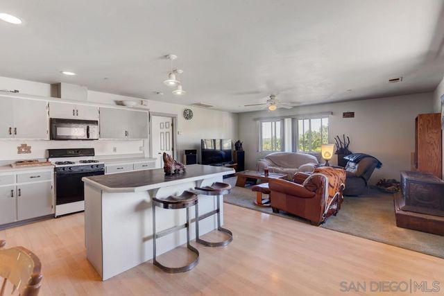 39 Margale Ln, Vista, CA 92084