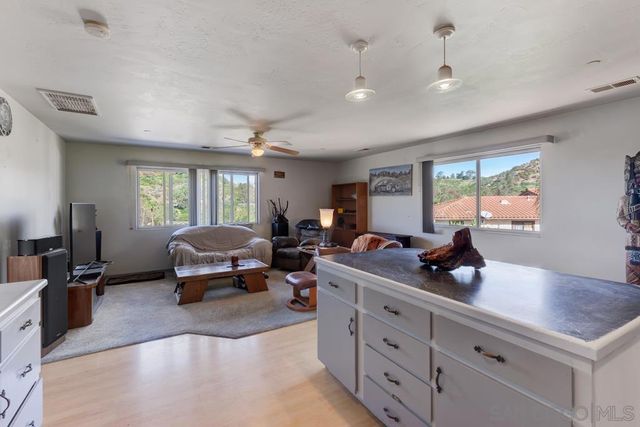 39 Margale Ln, Vista, CA 92084