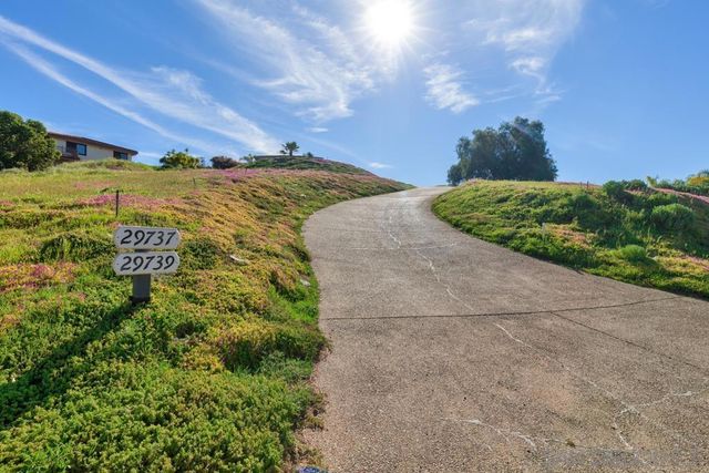 39 Margale Ln, Vista, CA 92084