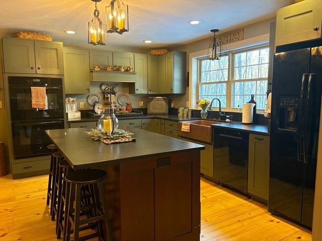 158 Purgatory Rd, Northbridge, MA 01588