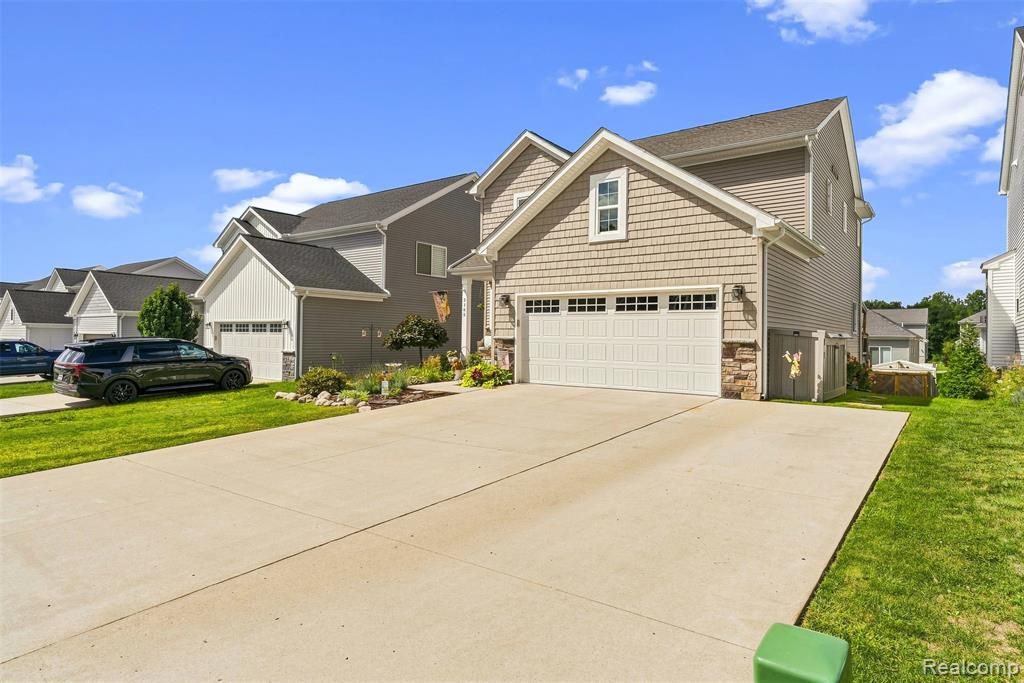 2165 Rolling Hills Drive, Holly, MI 48442