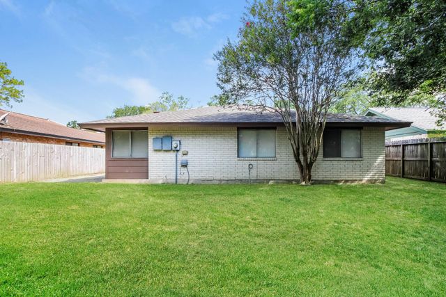 4427 Ravine Drive, Friendswood, TX 77546