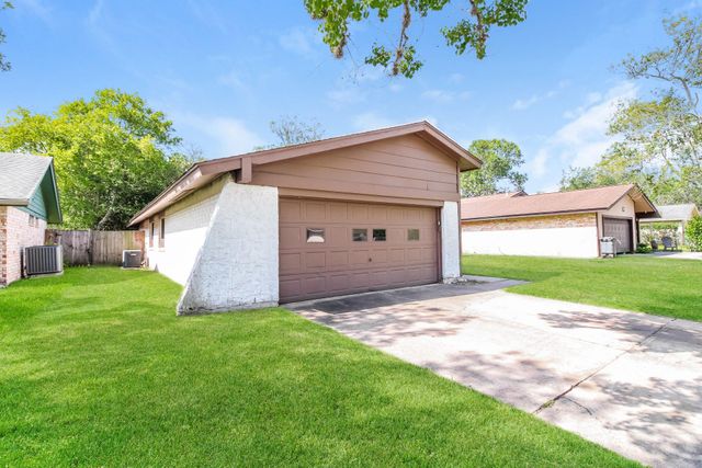 4427 Ravine Drive, Friendswood, TX 77546