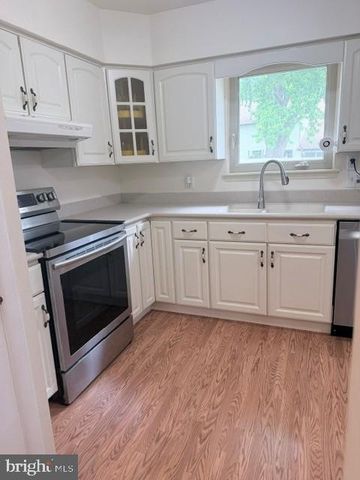 31 GARDENIA DR, Mount Laurel, NJ 08054