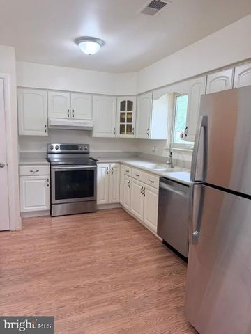 31 GARDENIA DR, Mount Laurel, NJ 08054