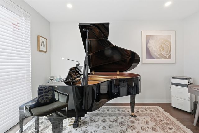 68 Los Angeles PH5, Newton, MA 02458