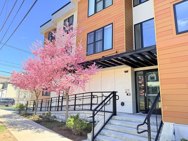 68 Los Angeles PH5, Newton, MA 02458